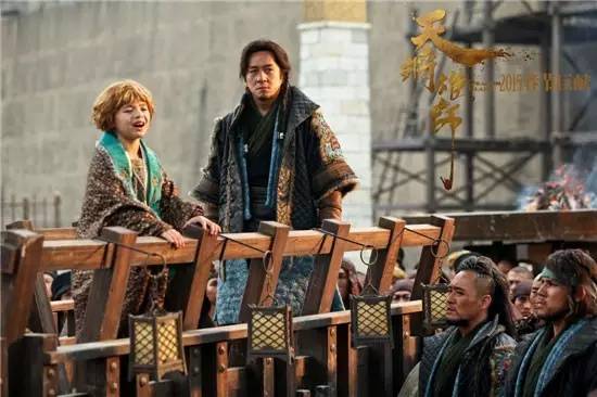 《天将雄狮》成龙的搭档小王子帅萌亮相!吕薇、赵忠祥节目现场吃西瓜