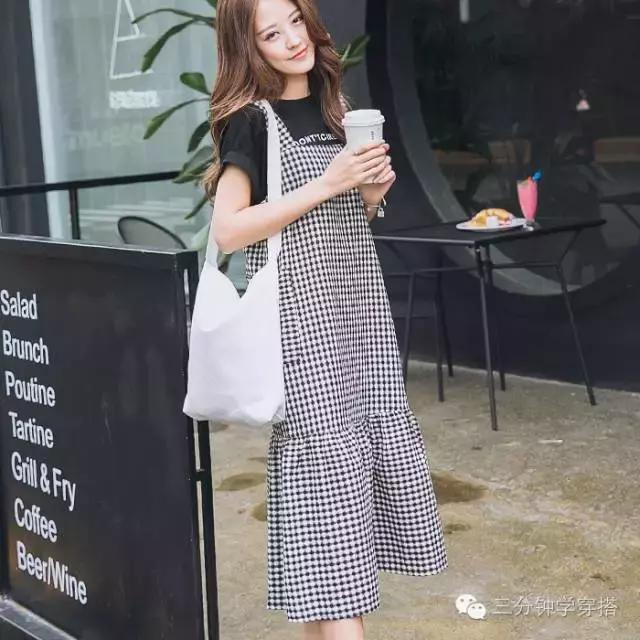 吊带裙有点露怎么穿,吊带裙太露了怎么搭配