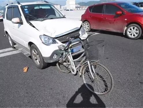 小车追尾自行车责任,轿车追尾自行车被撞