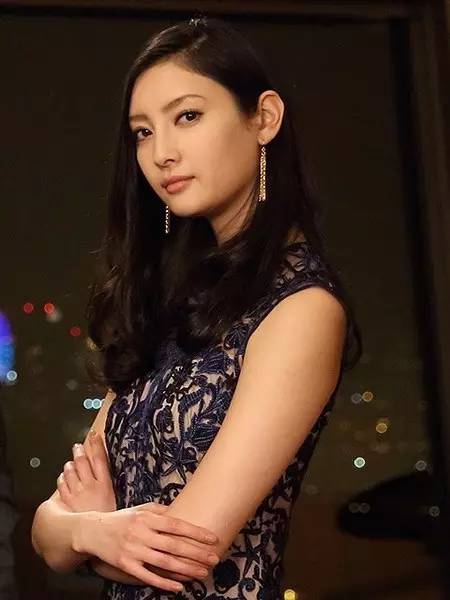 老牛吃嫩草!退休老警察凭什么获得年轻美少女疯狂垂青?