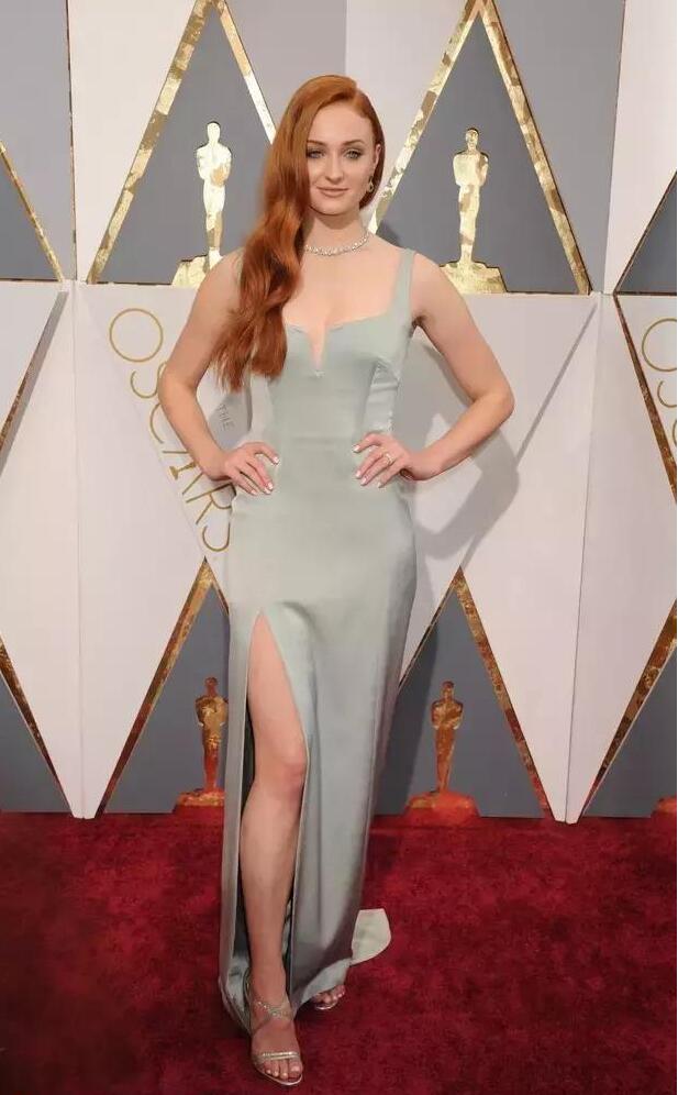 谁说“好女不过百”？这些“微胖界女神”只穿“它”就时髦又苗条