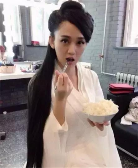 陈乔恩偏爱偶像剧,40岁仍坚信一见钟情的陈乔恩