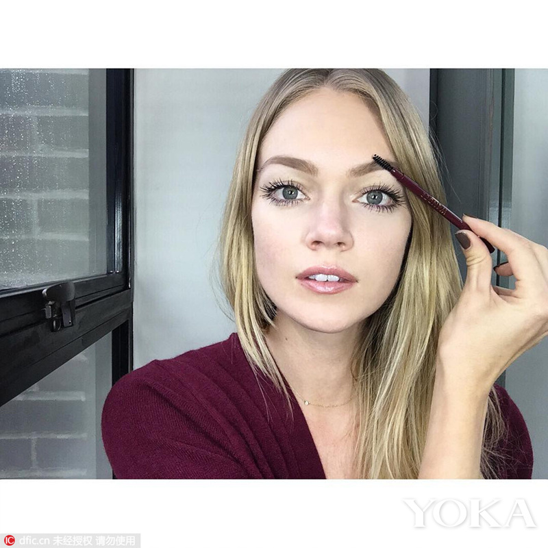 从艾林森化妆包里翻出