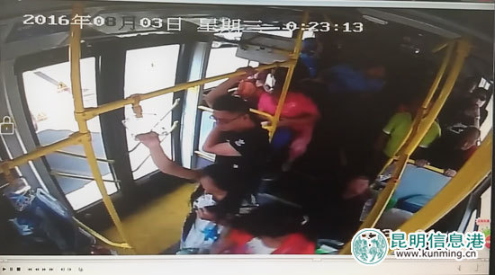 男子车上突然晕倒吐血54路驾驶员配合女民警果断处置