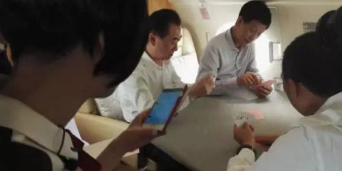 王健林飞机上斗地主,王健林首富直播