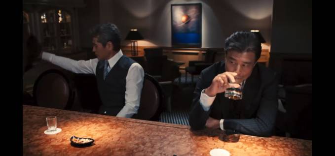 老牛吃嫩草!退休老警察凭什么获得年轻美少女疯狂垂青?