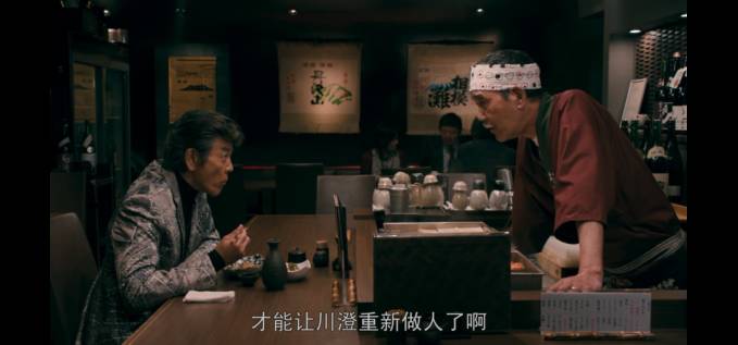 老牛吃嫩草!退休老警察凭什么获得年轻美少女疯狂垂青?