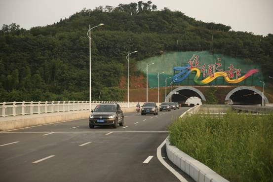 超多美图慎入！开神车，走丝路，这些不可思议的美景就在中国！