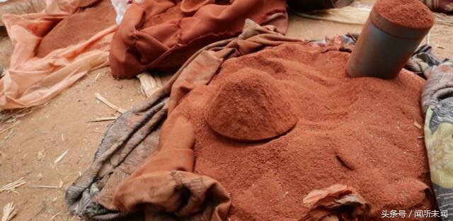 想拥有非洲最时尚的发型，有这坨牛粪就够了！