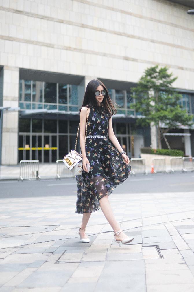 街拍||夏天必备的印花连衣裙，如何穿出仙气高境界