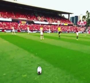 足球场上尴不尴尬场面,足球场上的尴尬时刻