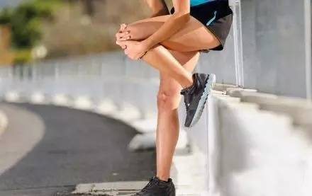 膝关节有积液怎么办吃什么药,膝关节腔及髌上囊积液