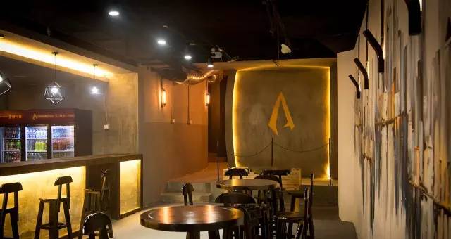 周末跟朋友喝点酒吃烧烤,周末聚会喝酒撸串