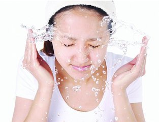 例假期间脸上长痘痘怎么调理,教你如何去除姨妈痘痘