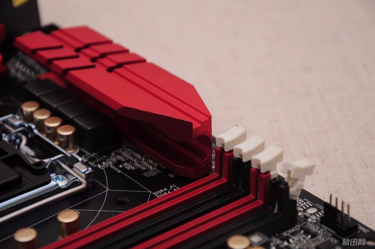 据说这板子和机箱搭配能释放洪荒之力