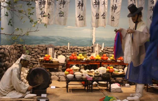 男子利用迷信骗女孩儿钱,男子以驱邪为名骗女友钱200万