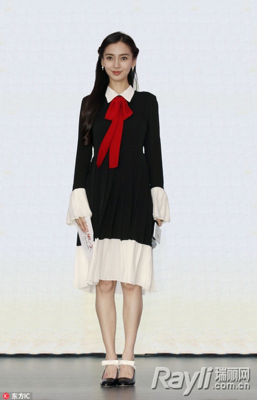 baby最惊艳的穿衣,baby大红裙超惊艳