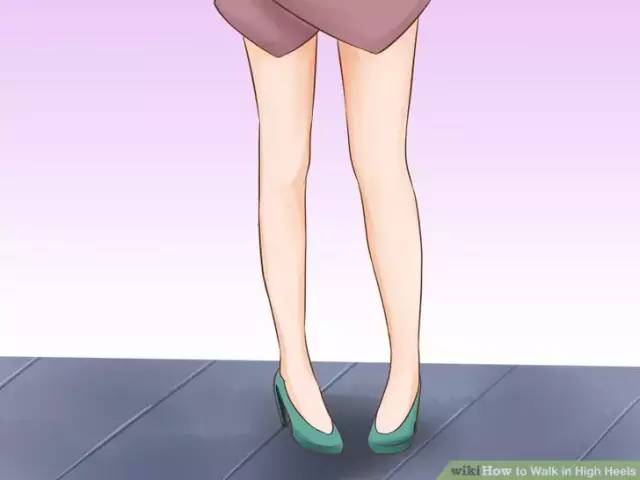 一穿高跟鞋走路就外八怎么办,女人穿高跟鞋不会走路