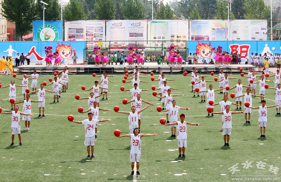 爸爸看到夏令营的女儿晒黑了,爸爸看到女儿军训被晒黑