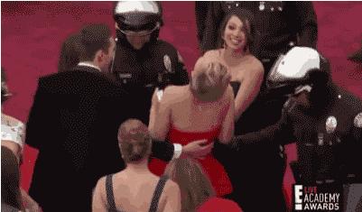 一穿高跟鞋走路就外八怎么办,女人穿高跟鞋不会走路