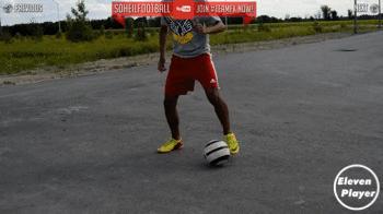 足球左扣右拨变向运球过人,足球变向摆脱技巧图解