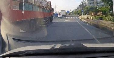 城会玩！开着汽车踢足球，用挖掘机当守门员