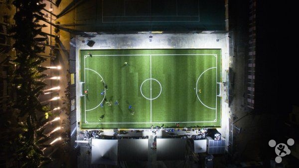 太阳能足球场：只要有人踢球就能产生电力
