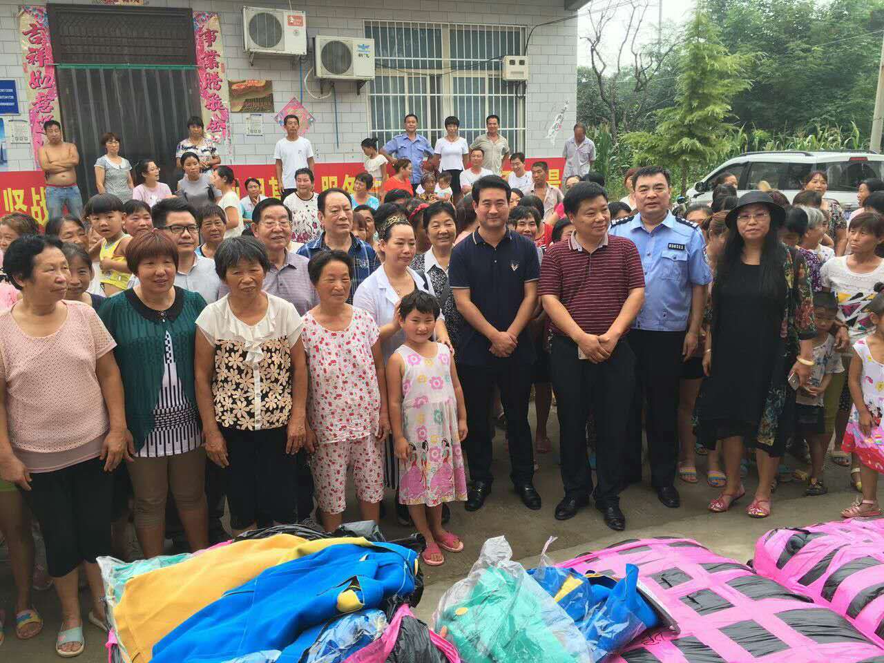 卫辉村庄里下起七彩云俏村姑俏媳妇俏婆婆俏亮了大漫流