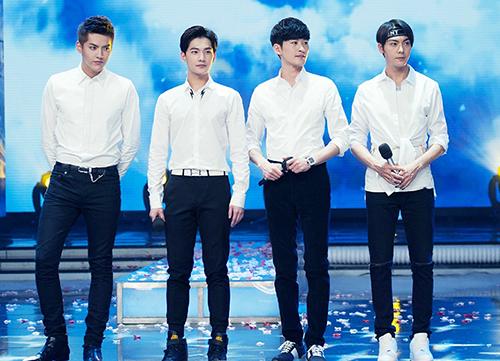 杨洋穿上黑色西装有多帅,杨洋被集体吐槽臭美