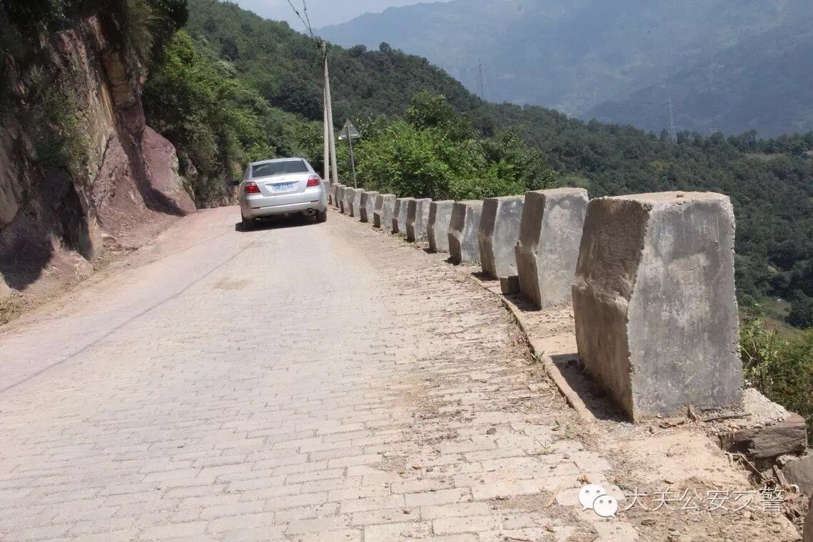 大关交警再建路旁“照妖镜”“金箍棒”望市民们珍惜