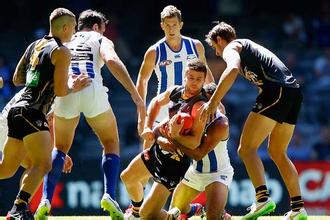 英式橄榄球二打一战术,英式橄榄球和美式橄榄球哪个更早