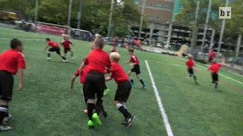 去他喵的足球梦！拜仁两“大佬”联手吊打40个小萌娃，笑尿啦！