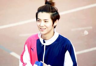 鹿晗到底捐赠了几个足球场,鹿晗应援寒酸完整版