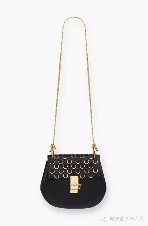 最时髦的人都在背两个包出门,最近都在背网红包包