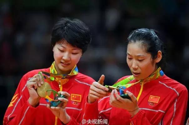 是时候让妹子们看看足球冷静一下了