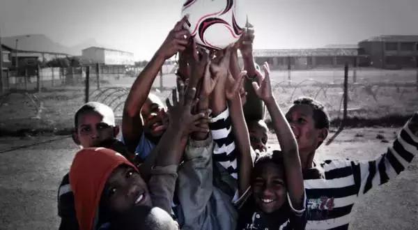 黑人学霸姑娘众筹10万美金为非洲儿童制作发光足球