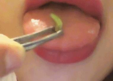 风油精女主韩熙雅又作妖！生吃活虫被马蜂叮至嘴肿