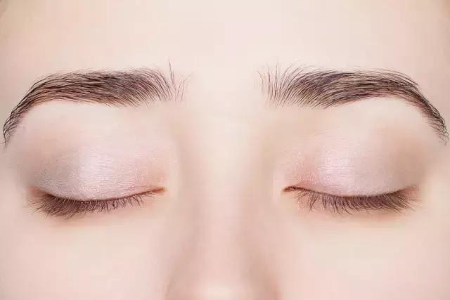 彩妆届又出一波液体眼影,据说霓虹国的妹子已经到了拼人品去抢