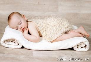 为什么刚出生的婴儿屁股青,出生宝宝为什么屁股黑青