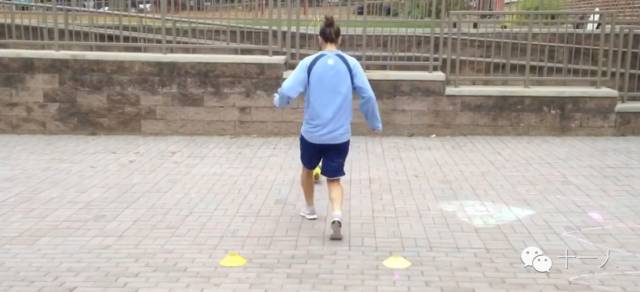 足球踢墙训练视频,足球接球转身训练方法