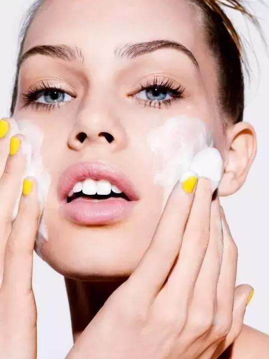 即将入秋敏感肌肤如何应对,敏感肌肤换季皮肤干燥起皮怎么办