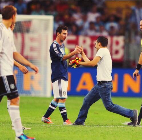 球迷冲进球场膜拜偶像梅西,球迷冲上场地膜拜梅西