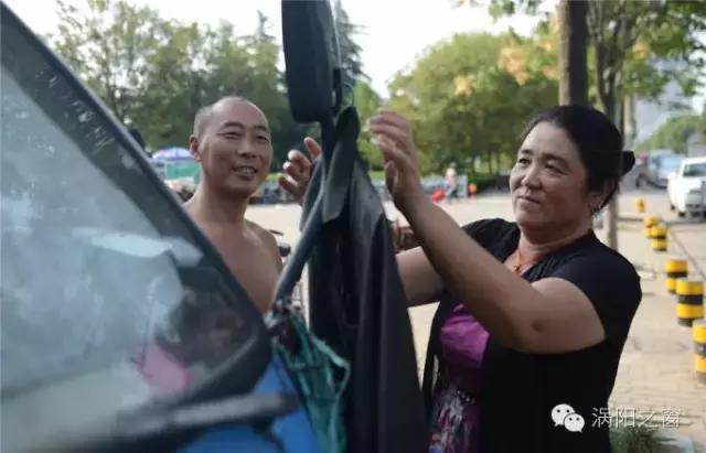 亳州一夫妻打工10年将孩子供出国留学，累并幸福着。