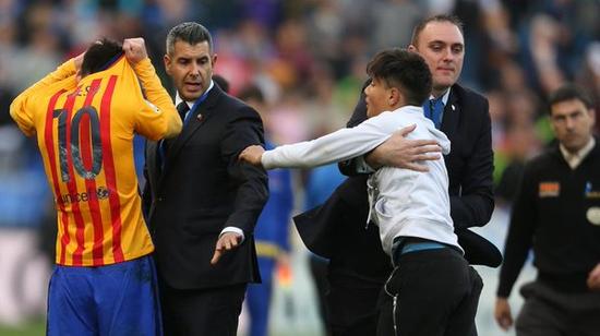 球迷冲进球场膜拜偶像梅西,球迷冲上场地膜拜梅西