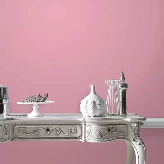 粉色卫衣搭配灰色直筒裤,粉色毛衣搭配灰色阔腿裤