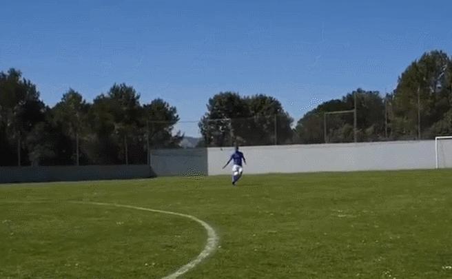 高空球拿球摆脱技巧,背身停高空球的技巧