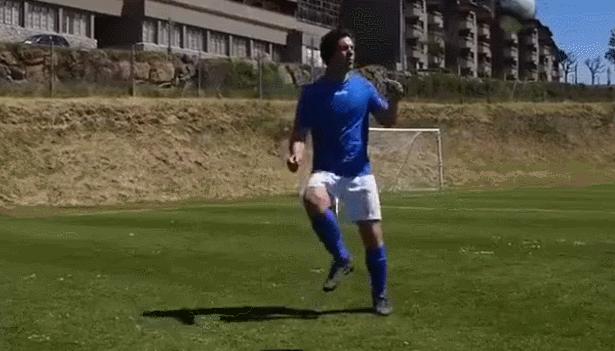 高空球拿球摆脱技巧,背身停高空球的技巧