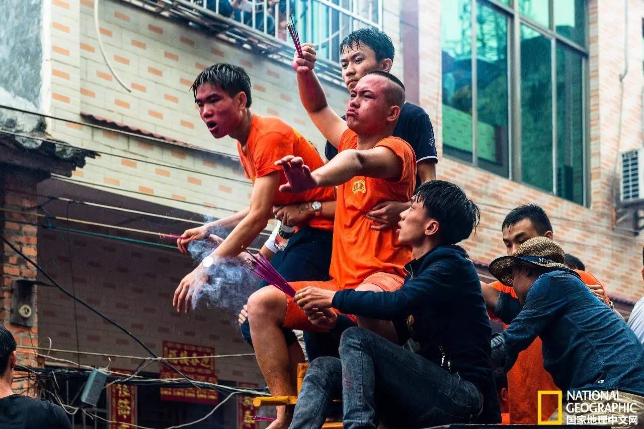 海南祭神灵历史由来,海南风俗穿杖仪式