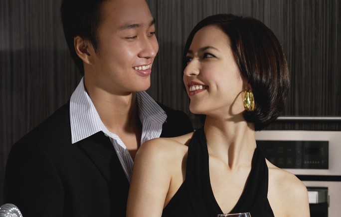 小说：他欠美女钱，给美女还钱时，美女父亲撞见，竟拦着他不让还