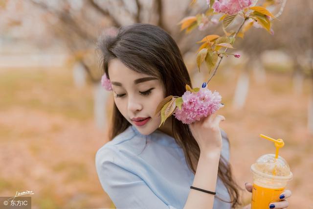 小说：“虐待啊，很疼的”她打开他的手，低头检查被搓红的肌肤。